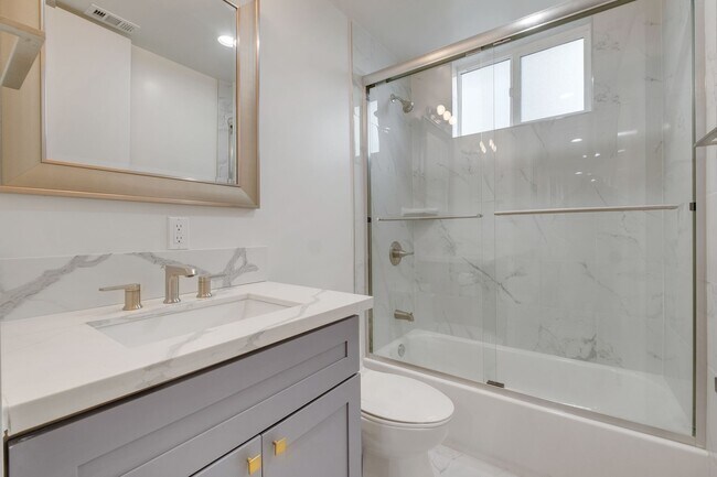 Building Photo - A beautifully designed and renovated 4 bed...