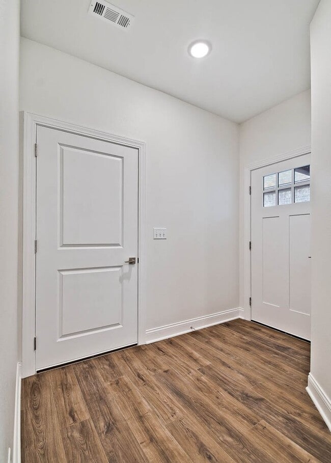 Building Photo - Big Creek Golf Course - 3 Bed 2 Bath Double Garage (Newer Construction)