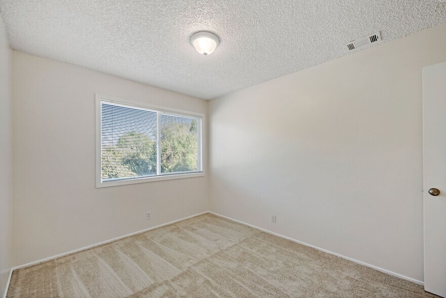 Building Photo - 490 N 5th St