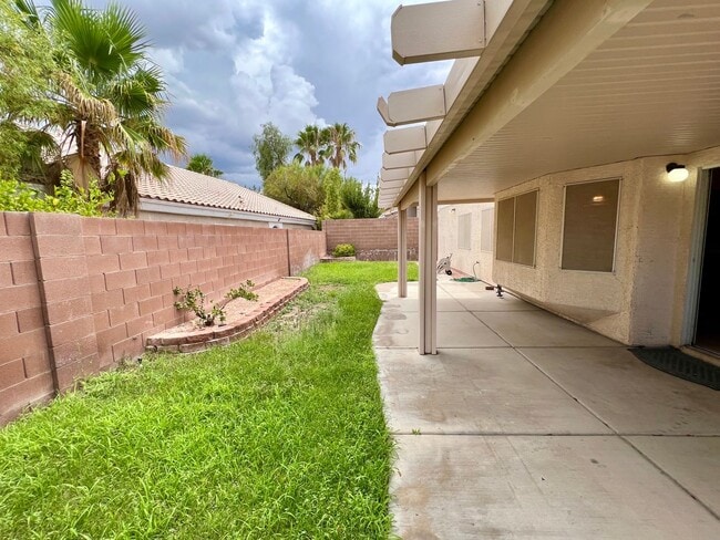 Building Photo - Single Story 3 Bedroom Home with bonus room!!