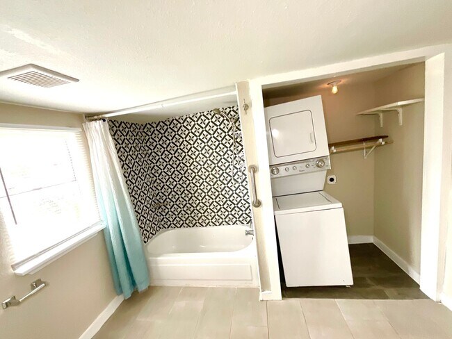 Building Photo - Spacious 2-Bedroom Home Steps from Restaur...