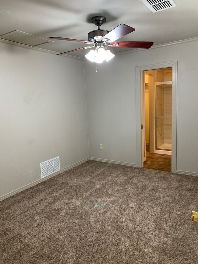 Building Photo - Available Now! 3/2 in central Lubbock!