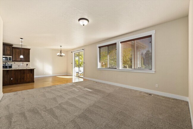 Building Photo - Spacious 5-Bedroom Home (plus bonus room) ...
