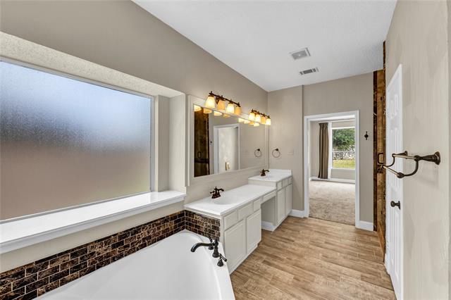 Building Photo - 900 Doral Cir