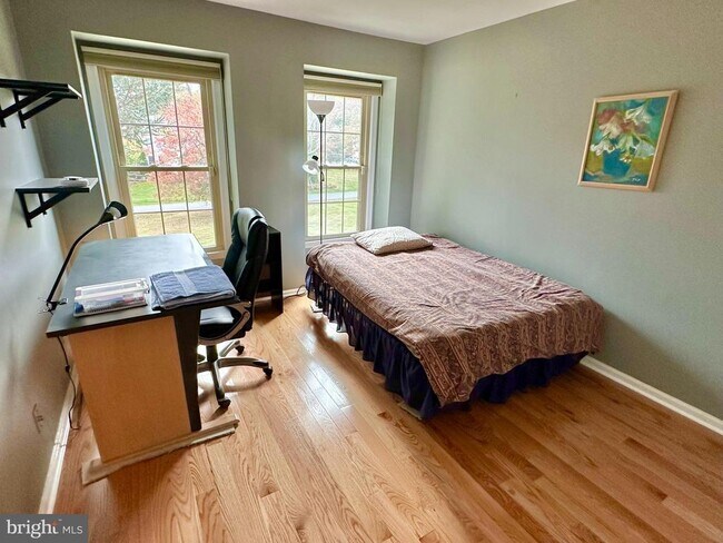 Building Photo - 9420 Lakeside Dr