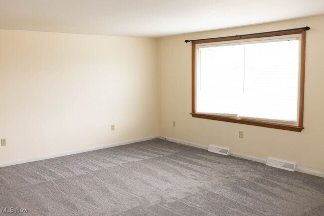 Building Photo - 1330 James Cir