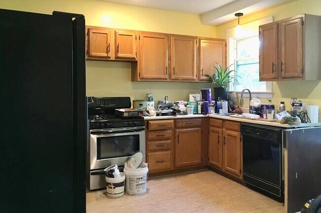 Kitchen - 143 Evergreen St