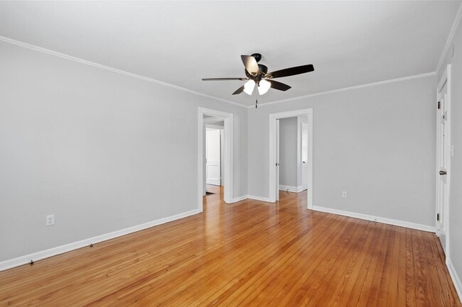 Building Photo - 2 Bedroom 1 Bath Within Walking Distance t...