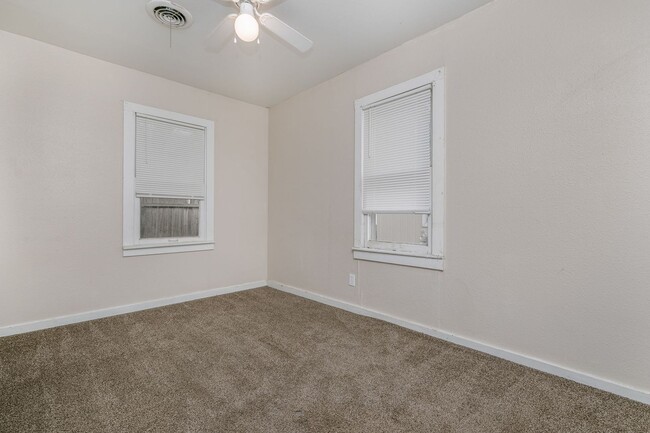 Building Photo - 819 N Apache St