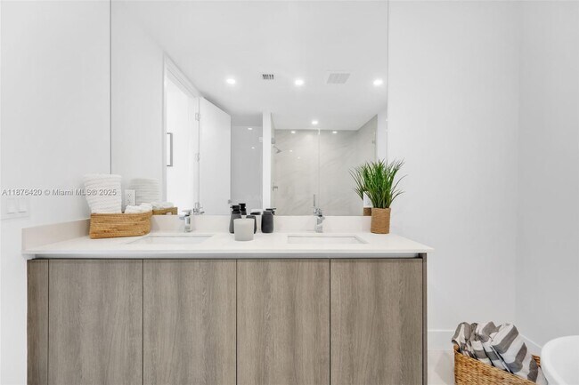 Building Photo - 17550 Collins Ave