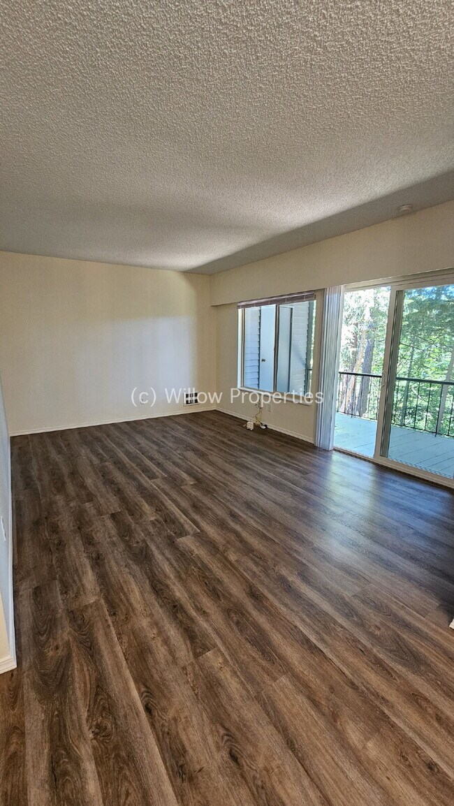 Building Photo - Two Bedroom Oakbrook Condo