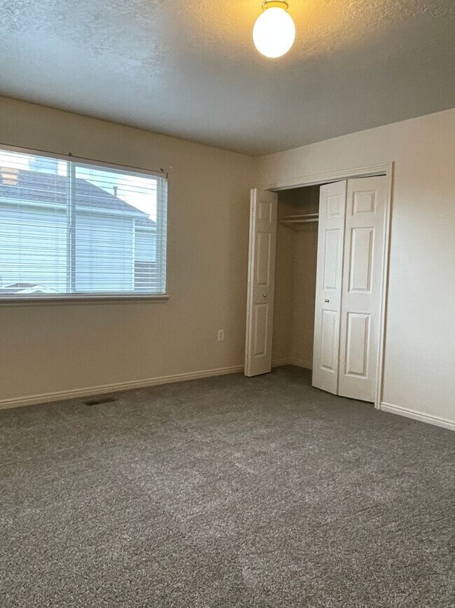 Building Photo - 407 Downs Dr