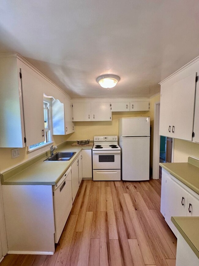 Building Photo - Charming 3bed/2bath House!