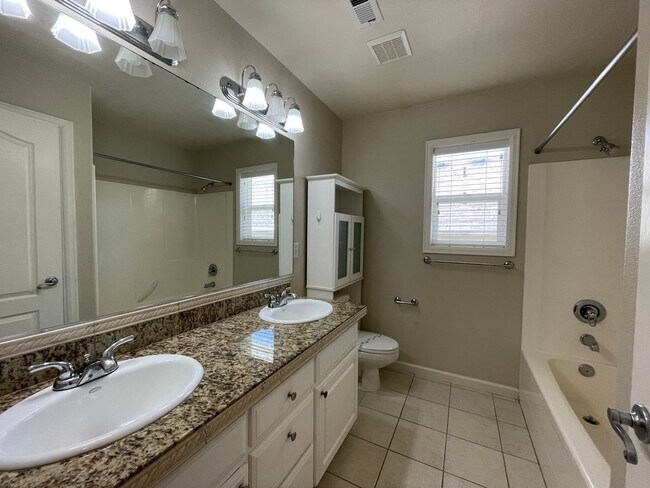 Building Photo - 5 Bed 2.5 Bath + a Den in Tigard/Bull Mountain - Solar Panels, Central A/C and More!