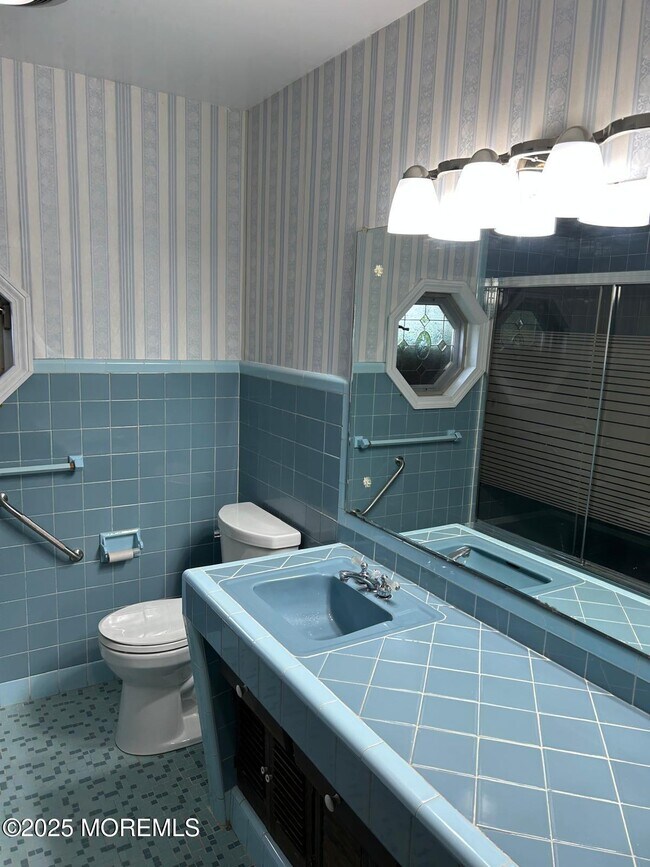 Building Photo - 564 Monmouth Pl
