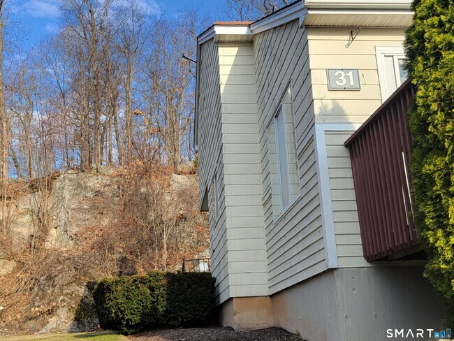 Building Photo - 166 Old Brookfield Rd