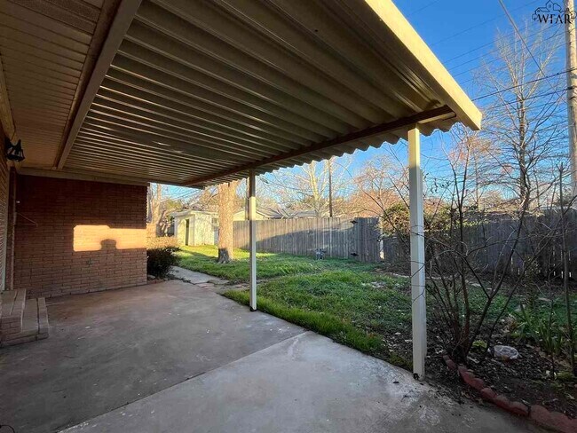 Building Photo - 2711 Chase Dr