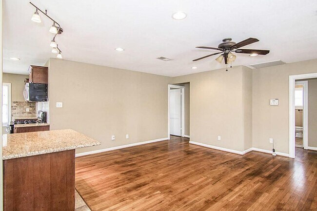 Building Photo - 411 Woodard St