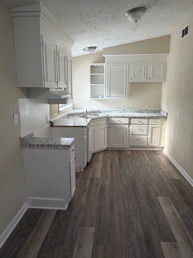 Building Photo - 3320 Ridgeland Dr