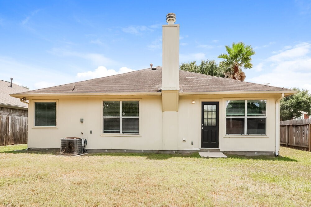 Building Photo - 2447 Halstead Dr