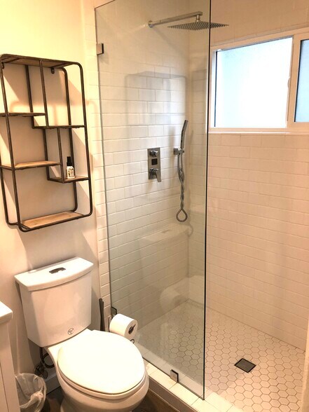 Bathroom - 4459 Centinela S Ave