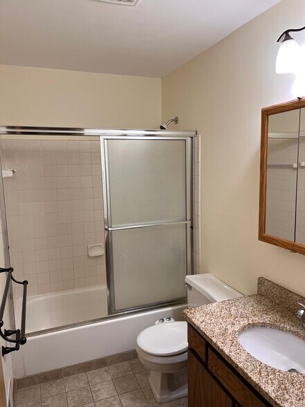 Full Bath, upper level - 4551 Scott Trl