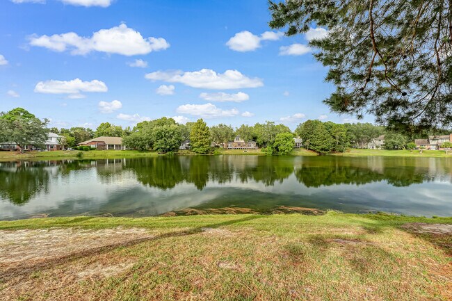 Building Photo - 208 Southlake Ct