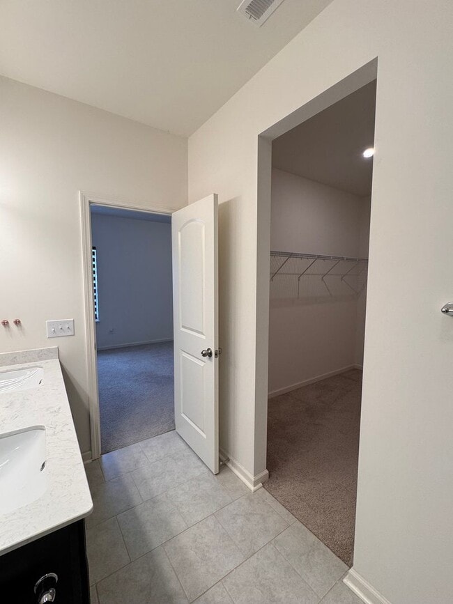 Building Photo - 4BR 2.5Bath Beauty in High Point