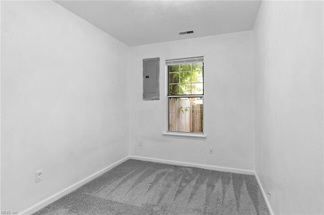 Building Photo - 582 Peregrine St
