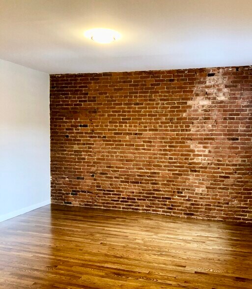 Building Photo - 15 Stearns Rd