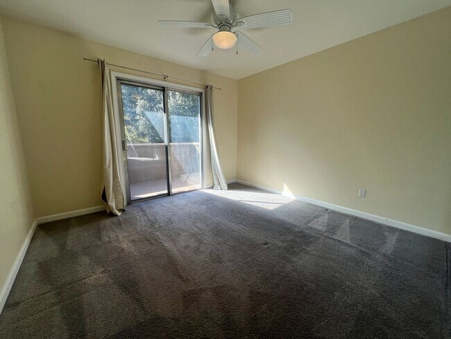 Building Photo - Modern & Renovated 2 Bed | 2 Bath Condo