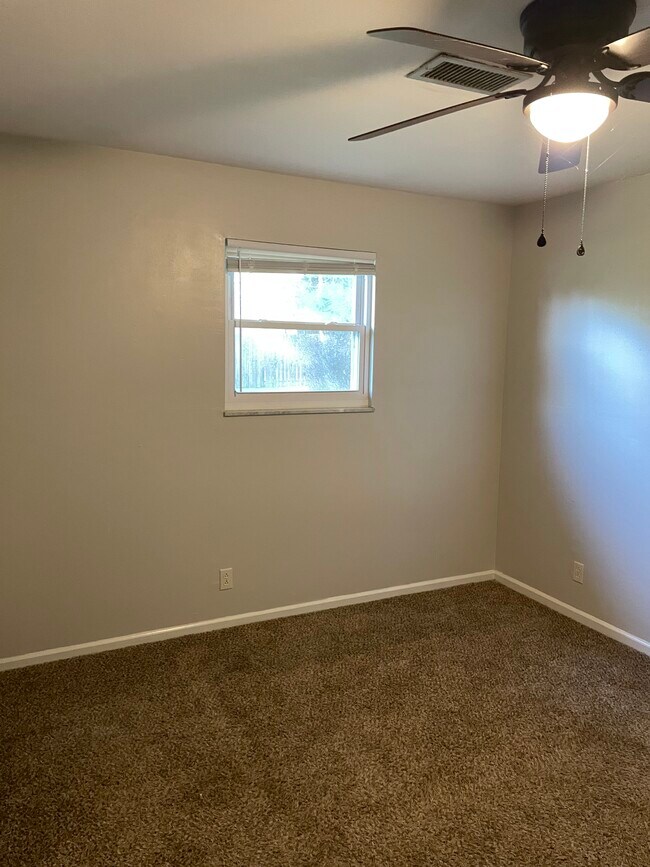 Building Photo - 400 Schenkel Ln