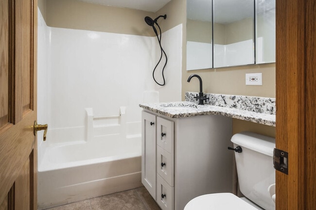 Building Photo - 4320 Bayview Dr