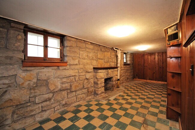Building Photo - 707 E 72nd St