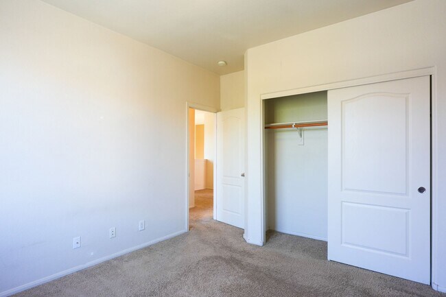 Building Photo - 3 Bed / 2.5 Bath Townhome with Loft, 2 Car Garage & Spacious Backyard – Southern Highlands