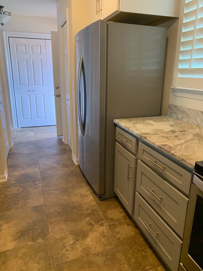 Building Photo - 9595 Villas Dr