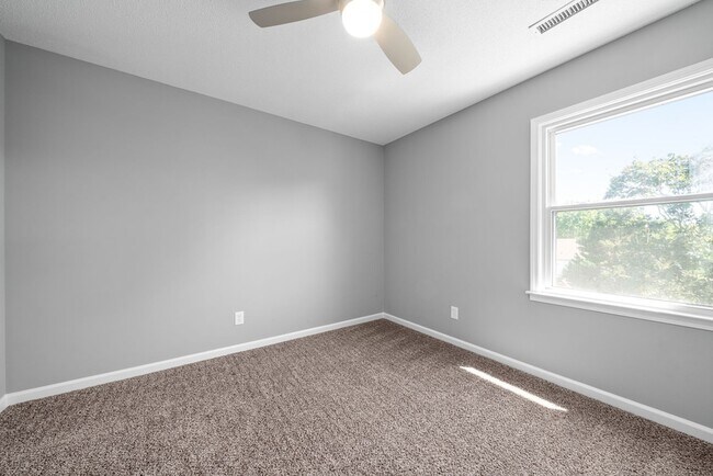 Building Photo - 830 Iris Ln