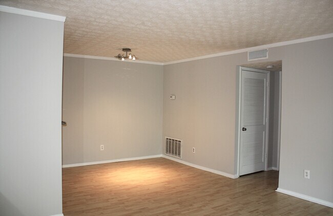 Building Photo - Just outside the perimeter at 75 and 285!