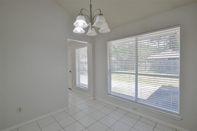 Building Photo - 2311 Old Oak Ln