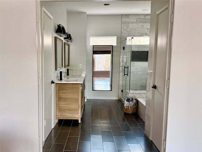 Building Photo - 608 W Drew St