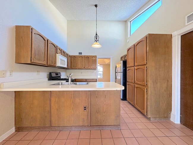 Building Photo - West El Paso 4 bed/3 bath refrig A/C Home!