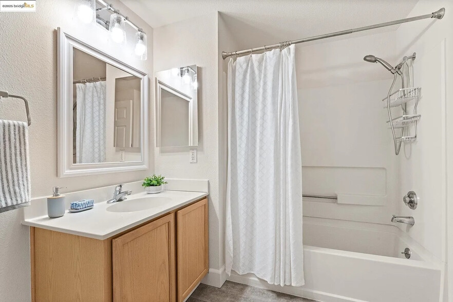 Bathroom 2 - 555 10th St