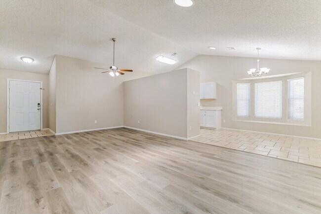 Building Photo - 646 E Gila Ln