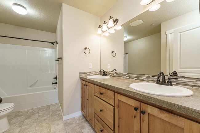 Building Photo - ASK ABOUT OUR AUGUST MOVE IN SPECIAL: Spac...