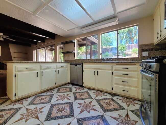 Building Photo - Beautiful 2-Story South Redlands Home with 3 Bedrooms and a Family Room!