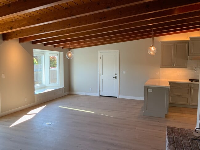 Building Photo - 150 Damar St
