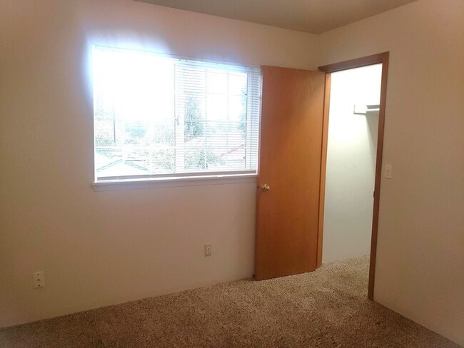 Building Photo - Wonderful townhouse in East Portland! rentalsc21.com