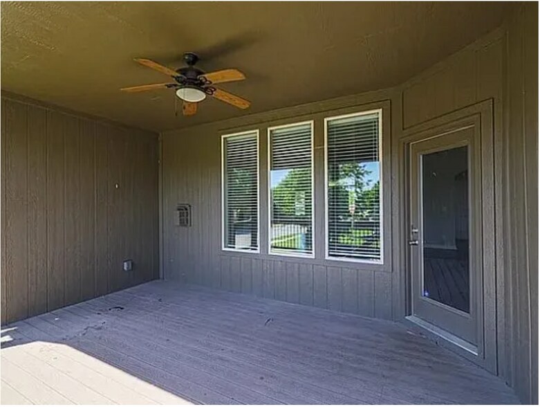 Building Photo - 1301 NE Country Ln