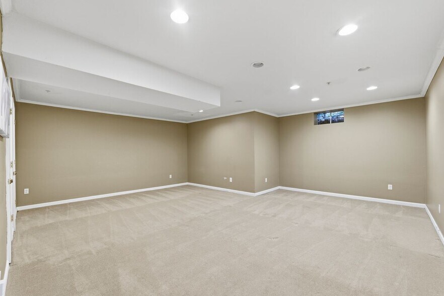 Building Photo - 402 Dalton Ct