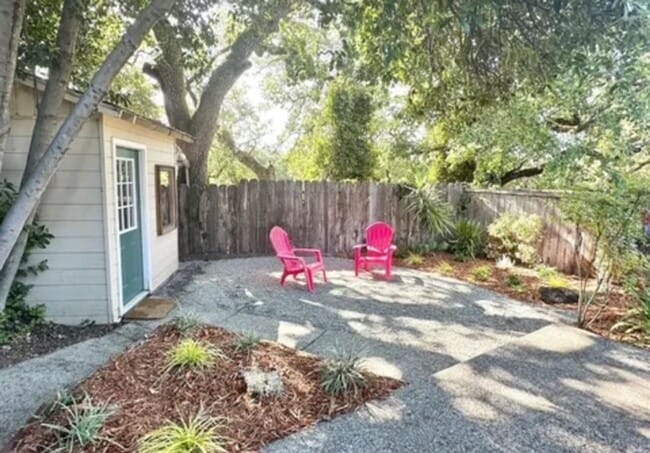 Building Photo - Lovely 1 Bedroom 1 Bath with a Beautiful Back Yard